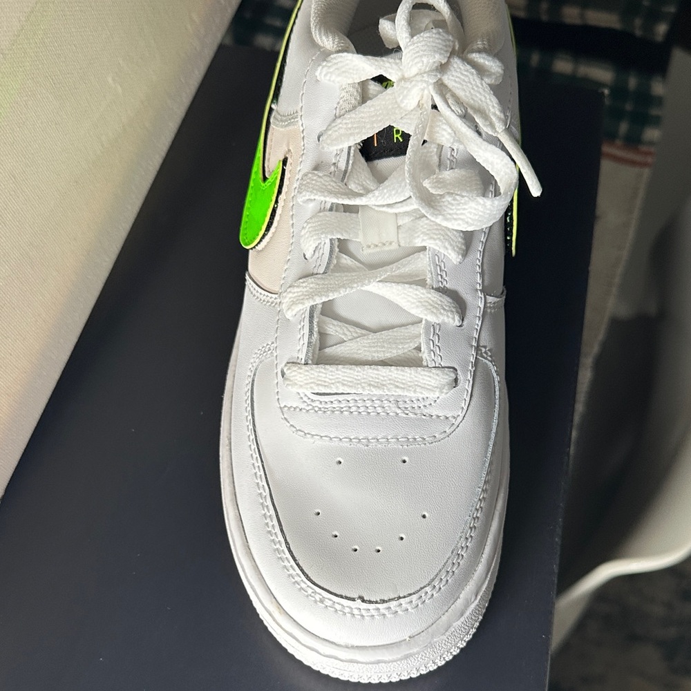 Nike Air Force 1 LV8 3 Kids Sneakers - White, Black, Green - Picture 4 of 7